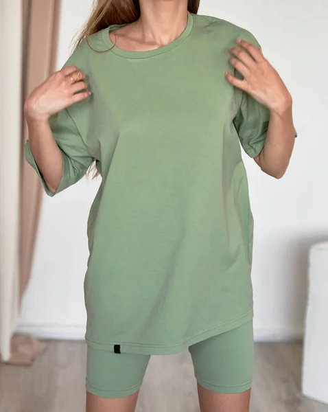 Vrouw Draagt Groene Oversize Shirt Met Kopieerruimte Indoor Studio Kleding — Stockfoto