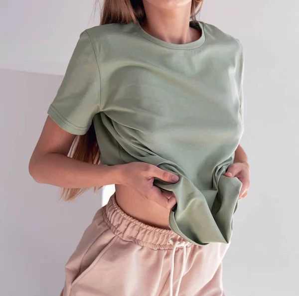 Frau Trägt Grünes Oversize Shirt Mit Kopierraum Indoor Studio Kleidung — Stockfoto