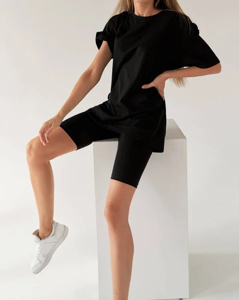 Frau Trägt Übergroßes Schwarzes Hemd Und Schwarzes Hemd Dunkles Streetwear — Stockfoto