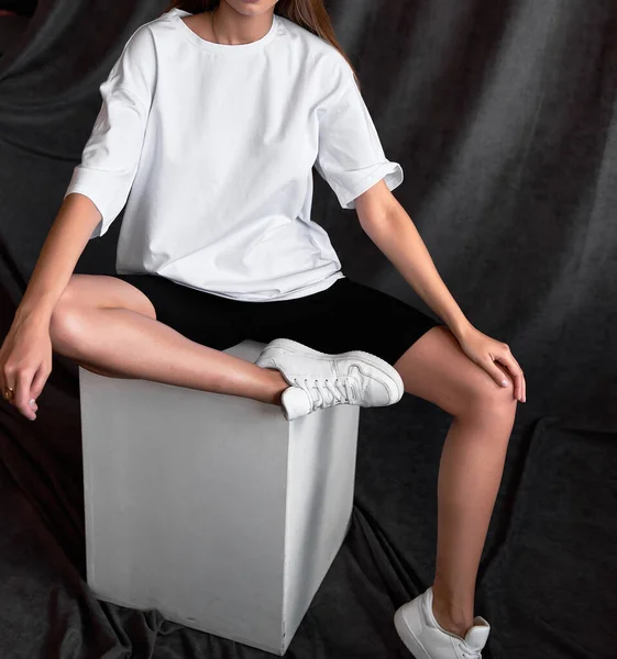 Das Junge Durchtrainierte Mädchen Trägt Ein Überdimensionales Weißes Shirt Mit — Stockfoto