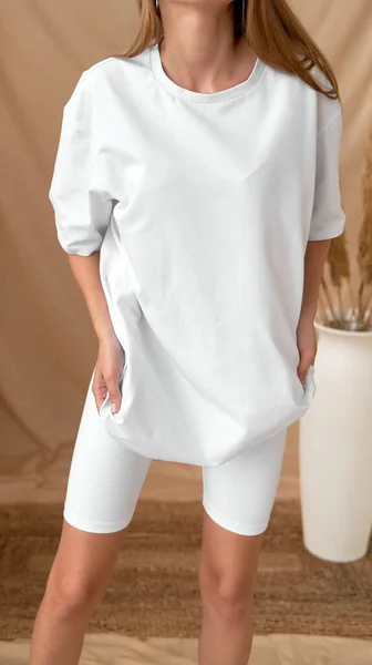 Jong Fit Meisje Draagt Oversized Witte Shirt Met Witte Legging — Stockfoto