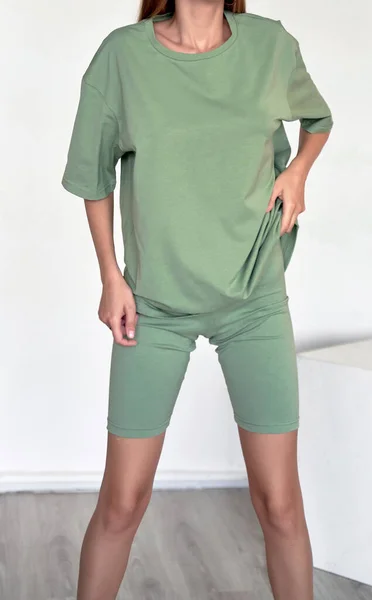 Mulher Usa Camiseta Verde Oversize Com Espaço Cópia Estúdio Interior — Fotografia de Stock