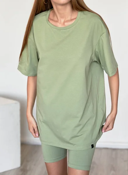 Mujer Lleva Camiseta Verde Gran Tamaño Con Espacio Copia Mockup —  Fotos de Stock