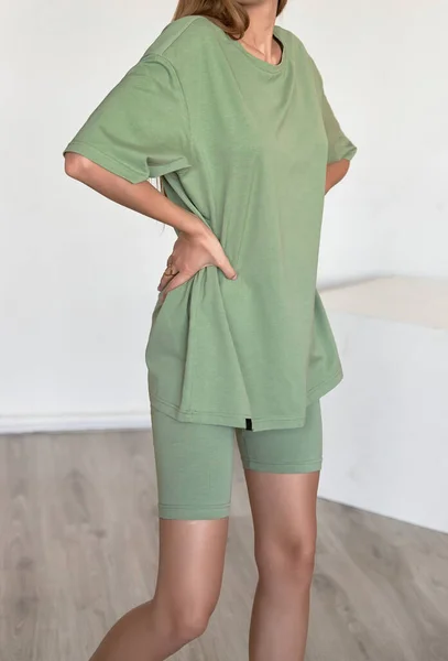 Femme Porte Shirt Oversize Vert Avec Espace Copie Intérieur Studio — Photo