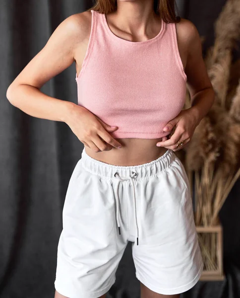 Vrouw Draagt Rode Top Gewas Met Witte Shorts Trendy Meisjesoutfit — Stockfoto