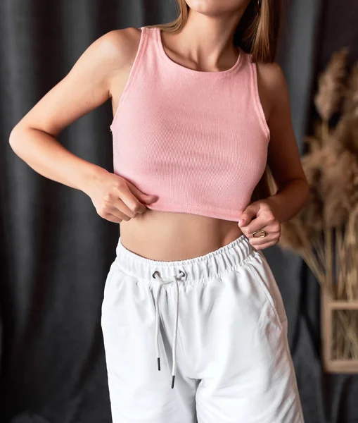 Vrouw Draagt Rode Top Gewas Met Witte Shorts Trendy Meisjesoutfit — Stockfoto