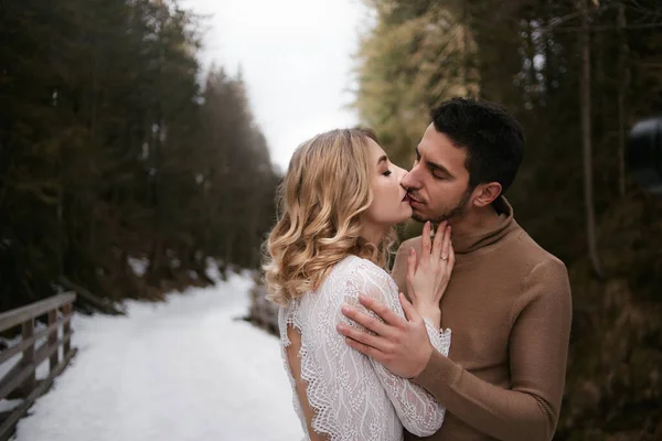 Braut Und Bräutigam Küssen Sich Winter Snowpark Frau Trägt Minimalistisches — Stockfoto