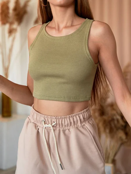 Flicka Bär Khaki Färg Topp Gröda Sommar Outfit Sportig Kvinna — Stockfoto