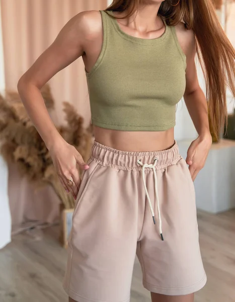 Flicka Bär Khaki Färg Topp Gröda Sommar Outfit Sportig Kvinna — Stockfoto