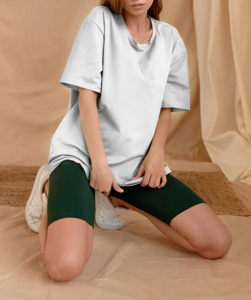 Menina Usa Camisa Cinza Branco Estúdio Mockup Para Design Roupas — Fotografia de Stock