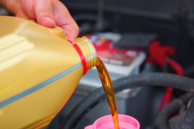 Bakım için yeni motor yağı dökülüyor