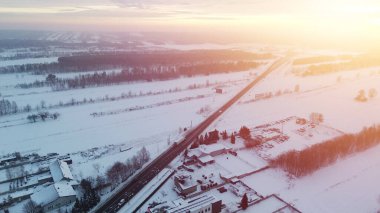 Akşam gökyüzü ile huzurlu karlı manzara