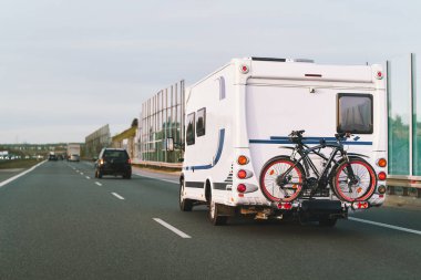 Kamp aracı uzak dağ manzarasını keşfediyor.