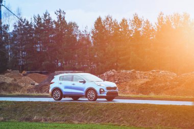 İnşaat yakınlarındaki manzaralı yolda parlak bir kesişme.