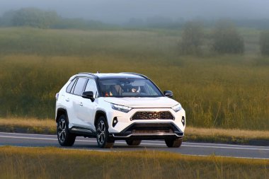 Kırsal yolda giden bir arazi aracı.