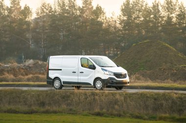 Modern nakliye aracı doğada sürüyor.