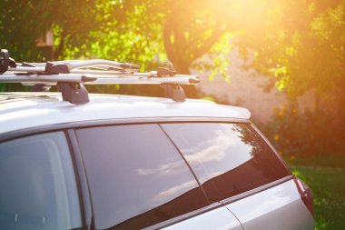 Çatıya monte edilmiş bisiklet parkı yolculuk için hazır.