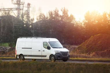 Malları taşıyan ticari araç.