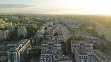 Modern mimariyle yerleşim alanının havadan görünüşü