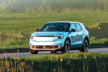 Sakin yolda giden elektrikli bir araç.