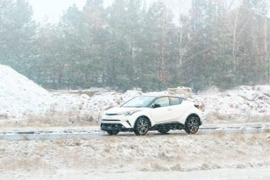 Melez araçlı buzlu kırsal yol