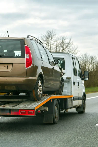 Kaza yapmış bir araç taşıyan otoyol yardım kamyonu.