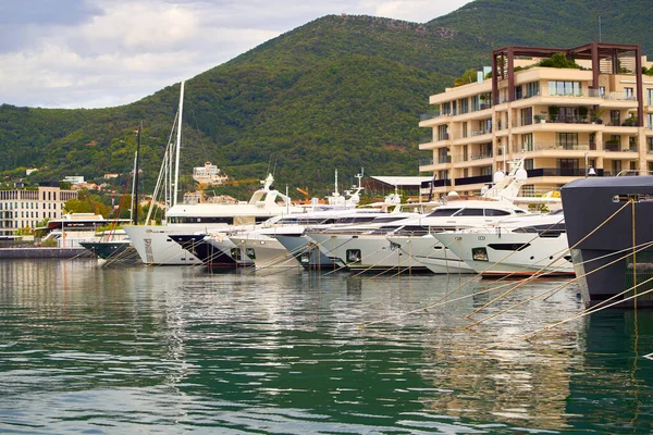 Yat yemyeşil dağların yakınındaki marinada..