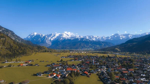 Bahar Çayırları ve Bavyera Alpleri Panoraması