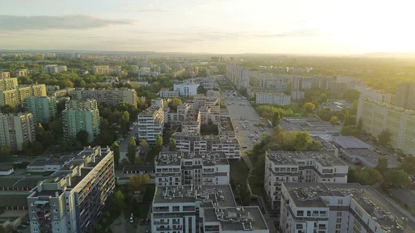 Modern mimariyle yerleşim alanının havadan görünüşü