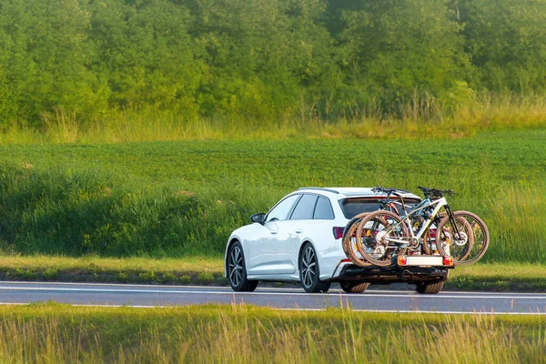 Manzaralı otoyol boyunca araba üzerinde bisiklete binmek