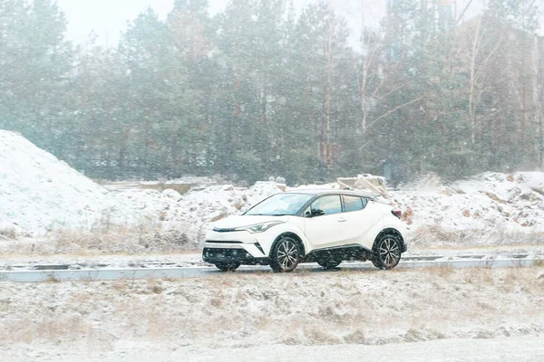 Melez araçlı buzlu kırsal yol