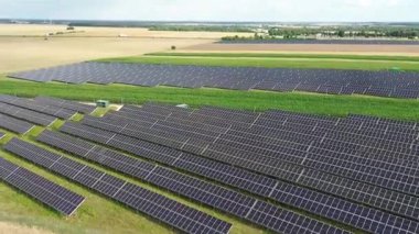 Doğal ortamdaki sürdürülebilir enerji panelleri