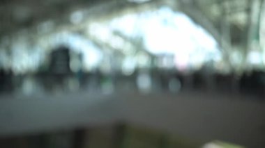 Yürüyen yolcular soyut havaalanı atmosferinde