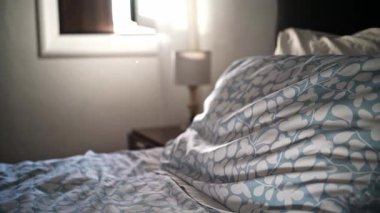 Minimum yatak odası, doğal güneş ışığı parlıyor.