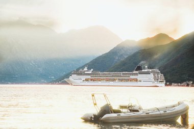 Altın ışıkta sakin bir yolcu gemisi yolculuğu