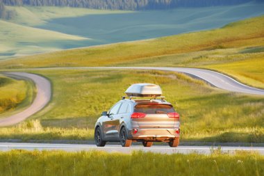 Kırsal kesimde çatısı olan aile arabası.