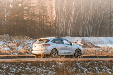 Kış kir tabakalı siyah bir SUV.