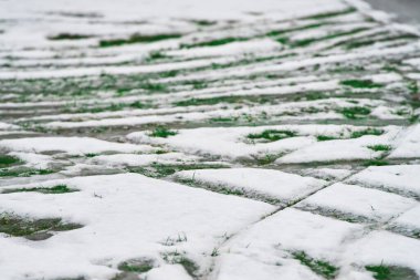 Karlı ve çamurlu patika