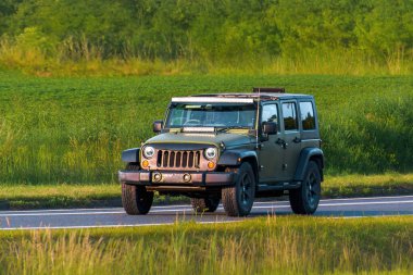 Tam ölçekli arazi aracı manzaralı kırsal yolda seyahat ediyor