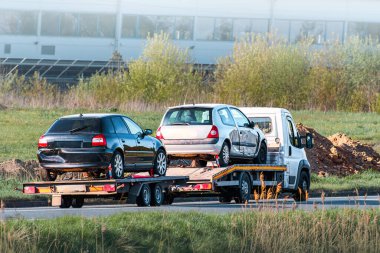 Trafik kazası geçiren araçları taşıyan otoyol çekme servisi