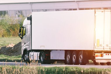 Kırsal alanda hareket eden lojistik aracı