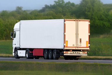 Kırsal alanda beyaz nakliye aracı