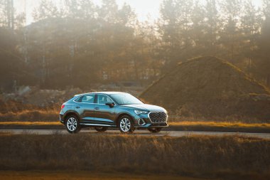 Kırsal alanda birinci sınıf bir araba.