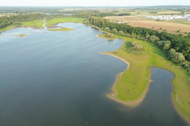 Orman ve suyla havadan doğa manzarası