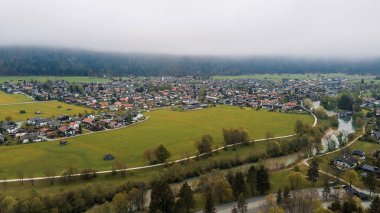Alp kasabası karlı tepelerin altında