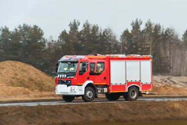 Profesyonel itfaiyeciler itfaiye aracında.