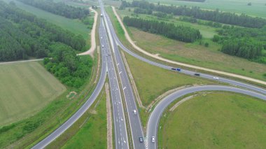 Kırsal Avrupa 'da ana rotaları birbirine bağlayan otoyol kavşağı