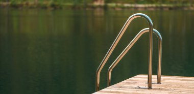 Ahşap güverteli sessiz orman gölü