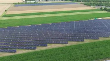 Güneş panelleri ile yeşil enerji alanı