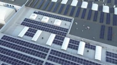 Güneş enerjisi fabrikasının hava görüntüsü